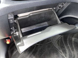 【グローブボックス】自動車黎明期にドライバーが手袋を収納していたのが由来の収納スペース☆現代では車検証等を収納することが多いです☆