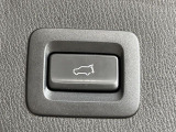 【パワーバックドア】スマートキーや運転席のボタンを押すだけでリアゲートが自動で開閉します!荷物を持っている時や、高い位置にあるバックドアを閉める際に便利な機能です♪