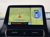 真上から見下ろしたような視点で車とその周囲を確認出来る画面と、車両後方を映し出すバックモニター画面の2つを表示してくれます。