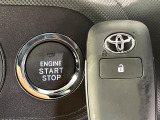 【スマートキー】カバンやポケットに入れたままでもドアの施錠・解錠が可能なスマートキーを装備。エンジンのオン・オフ時もカギを取り出す必要が無いからとっても便利です♪