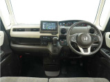 ◆インテリアパネル◆視界広々で非常に運転しやすくロングドライブでも疲れを感じさせないすっきりとまとまったインパネ周りです。