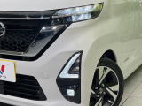 【LEDヘッドライト】悪天候や夜間走行時も良好な視界を確保し安心して運転できる高輝度LEDヘッドライトを装備!点灯速度が早く、消費電力も抑えられています。