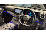 ウィンカー内蔵ドアミラーを開発したのは『メルセデス・ベンツ』です。他車からの視認性が高まり、事故の可能性を低減させています。更に、点灯部分はドライバーの視界に入らないように設計されています。