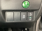 Hondaセンシング用の、VSA(ABS+TCS+横滑り抑制)解除と路外逸脱抑制機能のオンオフスイッチなどはハンドルの右側に装備しています。燃費に役立つECONボタンもここです。