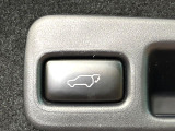 【パワーバックドア】スマートキーや運転席のボタンを押すだけでリアゲートが自動で開閉します!荷物を持っている時や、高い位置にあるバックドアを閉める際に便利な機能です♪