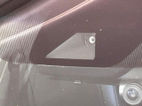 【プリクラッシュセーフティ】前方の車両等を検知し、衝突しそうな時は警報で注意を促し、ブレーキを踏む力をサポート。ブレーキを踏めなかった場合は衝突被害軽減ブレーキが作動、衝突回避をサポートします。