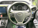 【純正革巻きステアリング】上質な革を使用することで、手にしっかり馴染みとても運転しやすいハンドルです♪