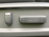 【パワーシート】スイッチ一つで簡単にシートの微調整が可能!電動だから力もいりません!快適なシートポジションにセットして、快適なドライブをお楽しみください。
