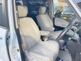 運転席まわりには十分なスペースがあり、大柄な方でもゆったり運転していただける環境です。