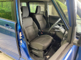運転席まわりには十分なスペースがあり、大柄な方でもゆったり運転していただける環境です。
