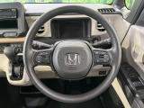 インテリアに合わせたデザインのステアリングは、運転される方のことも考え、運転しやすい形状、大きさです。是非一度、実際に触ってお確かめください。