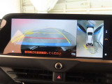 【パノラマモニター】に搭載した4つのカメラにより、車を真上から見ているような映像を表示。運転席から確認しにくい車両周囲の状況を把握できます。