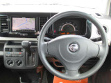 運転席位置からハンドルの周りにスイッチ類が手の届きやすい範囲にあり、操作がしやすくなっております。