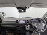 シンプルながら機能性あふれる運転席周りです。 使いやすいスイッチ類の配置によりとても運転しやすいですよ。