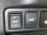 電動式バックドアです。 荷物を持ったままでもボタン一つで自動的に開け閉めできるので便利ですよ。 挟み込み防止機能も付いていますのでお子様の手や荷物を挟み込むのを防いでくれますよ。