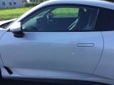 ボディと一体感のあるフラッシュタイプのドアハンドルを採用。デザイン性だけでなく空力性能にも配慮された先進的な装備です。