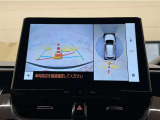 真上から見下ろしたような視点で車とその周囲を確認出来る画面と、車両後方を映し出すバックモニター画面の2つを表示してくれます。