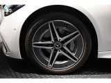 メルセデスの認定中古車「サーティファイドカー」では、万一お車が故障した場合も、ご購入後1年間もしくは2年間※は走行距離にかかわらずメルセデス・ベンツ正規サービスネットワークで無料修理いたします