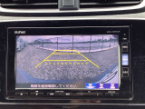 ブラインドスポットモニターが付いています!車線変更の際、斜め後ろのクルマを検知するとその方向のドアミラー鏡面上の警告灯が点灯することでお知らせしてくれます。もちろん目視やミラーでの確認もお忘れなく!