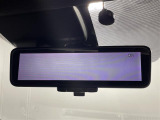 【デジタルルームミラー】車両後方カメラの映像をルームミラーに映すことが出来ます。 そのため、後席に人や荷物があって後方が見えづらい場合でもしっかり視界を確保することが出来ます。