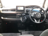 【インパネ全体】手が届きやすく、どなたでも運転しやすいです。シンプルで使いやすい設計になっています!