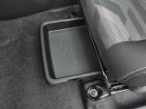助手席シートアンダートレイ。車内の掃除道具など、車には積んでおきたいけど、目につくところには置きたくない物の収納にぴったり。