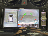 【アラウンドビューモニター】まるでクルマを真上から見下ろしたかのような視点で駐車をサポートします!クルマの斜め後ろや真横など、前後左右の4つのカメラの映像が合成されて、モニターに映し出されます。