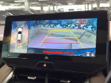 【パノラミックビューモニター】専用のカメラにより、上から見下ろしたような視点で360度クルマの周囲を確認することができます☆死角部分も確認しやすく、狭い場所での切り返しや駐車もスムーズに行えます。