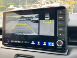 バックモニター装備。画面にて後方の確認が行えるので、バック駐車や車庫入れの際には重宝します。車の運転に慣れない方でも安心のガイドライン表示機能付。