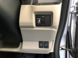 【片側電動スライドドア】リモコンや運転席のスイッチ操作のほか、ドアハンドルを少し引くだけでリアドアが自動開閉します♪
