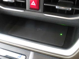 ワイヤレス充電規格Qiに対応したスマホなどをインパネセンタートレイに置くことで充電ができます。