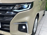 【LEDヘッドライト】悪天候や夜間走行時も良好な視界を確保し安心して運転できる高輝度LEDヘッドライトを装備!点灯速度が早く、消費電力も抑えられています。