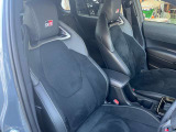 足元もゆったりとしていますので、長時間の運転を快適にサポートしてくれます。