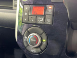 【オートエアコン】一度お好みの温度に設定すれば、車内の温度を検知し風量や温度を自動で調整。暑い&hellip;寒い&hellip;と何度もスイッチ操作をする必要はありません。快適な車内空間には必須の機能ですね♪