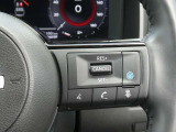運転支援機能・プロパイロット搭載。 設定した速度で定速走行でき、先行車に自動で追従走行も可能です。さらにハンドル支援機能もあり、車線の中央を走るように制御してくれます。