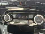 【オートエアコン】一度お好みの温度に設定すれば、車内の温度を検知し風量や温度を自動で調整。暑い&hellip;寒い&hellip;と何度もスイッチ操作をする必要はありません。快適な車内空間には必須の機能ですね♪