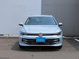 LEDマトリクスヘッドライト「IQ.LIGHT」を装備。フロントカメラで対向車や先行車を検知してLEDを個別で自在に点灯消灯の制御をし、最適な配光を可能にしたヘッドライトシステムでございます。