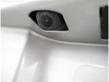 バックカメラが付いているので後方確認が非常にしやすいです。今や運転初心者も熟練者も必須装備!ついていて損はないですね♪