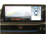 【パノラマモニター】に搭載した4つのカメラにより、車を真上から見ているような映像を表示。運転席から確認しにくい車両周囲の状況を把握できます。