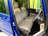 運転席まわりには十分なスペースがあり、大柄な方でもゆったり運転していただける環境です。