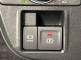 指先だけで簡単に操作が可能な電動パーキングブレーキを採用。「HOLD」スイッチを押すと、渋滞や信号待ちなどでブレーキペダルから足を離しても、ブレーキを保持するので安心です
