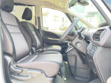 【運転席】座り心地が良いシートなので長時間の運転でも快適にお過ごしいただけます。新品のフロアマットのご注文も可能です。掲載箇所以外にご希望の写真がございましたらお気軽にお問い合わせ下さい。