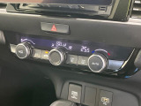 【オートエアコン】一度お好みの温度に設定すれば、車内の温度を検知し風量や温度を自動で調整。暑い&hellip;寒い&hellip;と何度もスイッチ操作をする必要はありません。快適な車内空間には必須の機能ですね♪