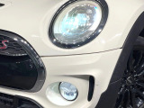 ●LEDヘッドライト:夜間走行時も良好な視界を確保し安心して運転できる高輝度LEDヘッドライトを装備!点灯速度が早く、消費電力も抑えられています。