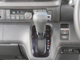 運転席より操作性の良いシフトレバーと、オートエアコンのスイッチ等の画像です。