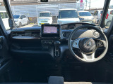操作性に優れた運転席となります!小物入れや各ボタンの配置にこだわり、使いやすいです!座り心地もよく視認性も良好なのでロングドライブもお任せ下さい!