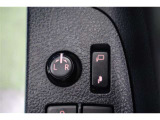 サイドミラーは電動格納ミラーなので、運転席からのボタン操作で格納できます。ミラーを閉じて入る立体駐車場などでは、有ると便利な機能です。