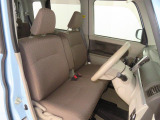 運転席シートリフター付です。自分に合わせたシートポジションに調整出来るので肩の力を抜いて運転できます。