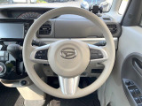 インテリアに合わせたデザインのステアリングは、運転される方のことも考え、運転しやすい形状、大きさです。是非一度、実際に触ってお確かめください。
