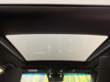 【調光パノラマルーフ】車内の解放感が一気に上がる大型パノラマルーフに調光機能がプラス!日差しが強い時、シェードを閉めなくてもガラスの透明度を調整することで心地よい明るさに♪